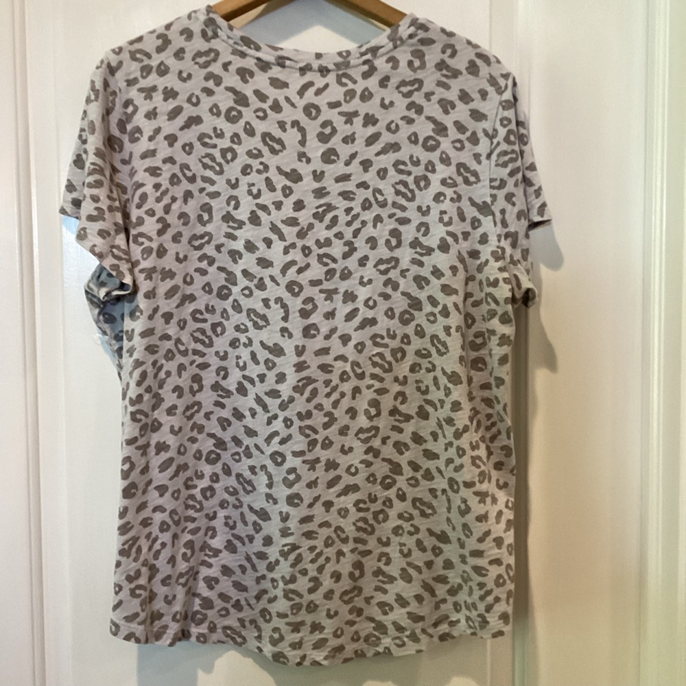 Old Navy Gray Leopard Print Short Sleeve Tee - Picture 6 of 6